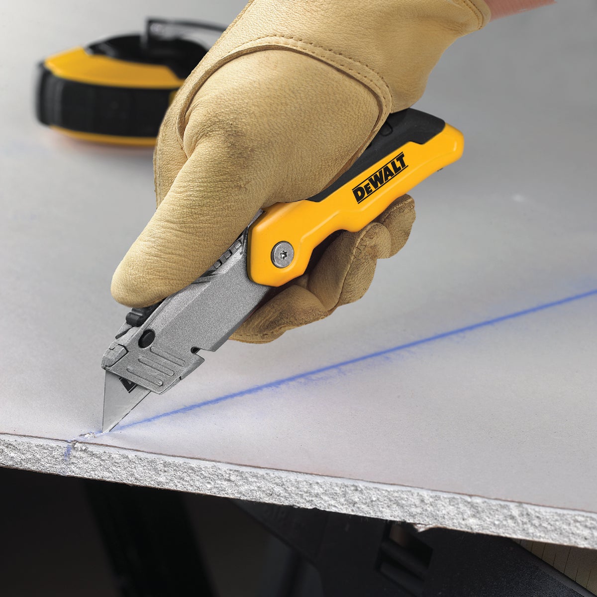 DEWALT Retractable Folding Utility Knife Image 3