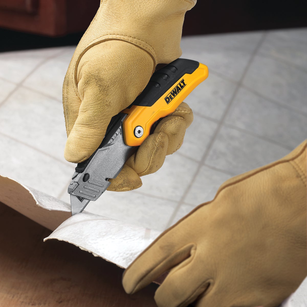 DEWALT Retractable Folding Utility Knife Image 4