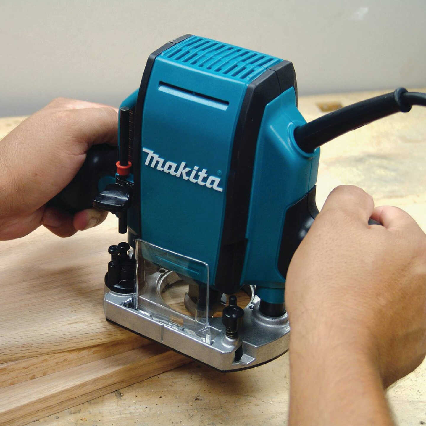 Makita 8-Amp 1.25 HP Plunge Router Image 2