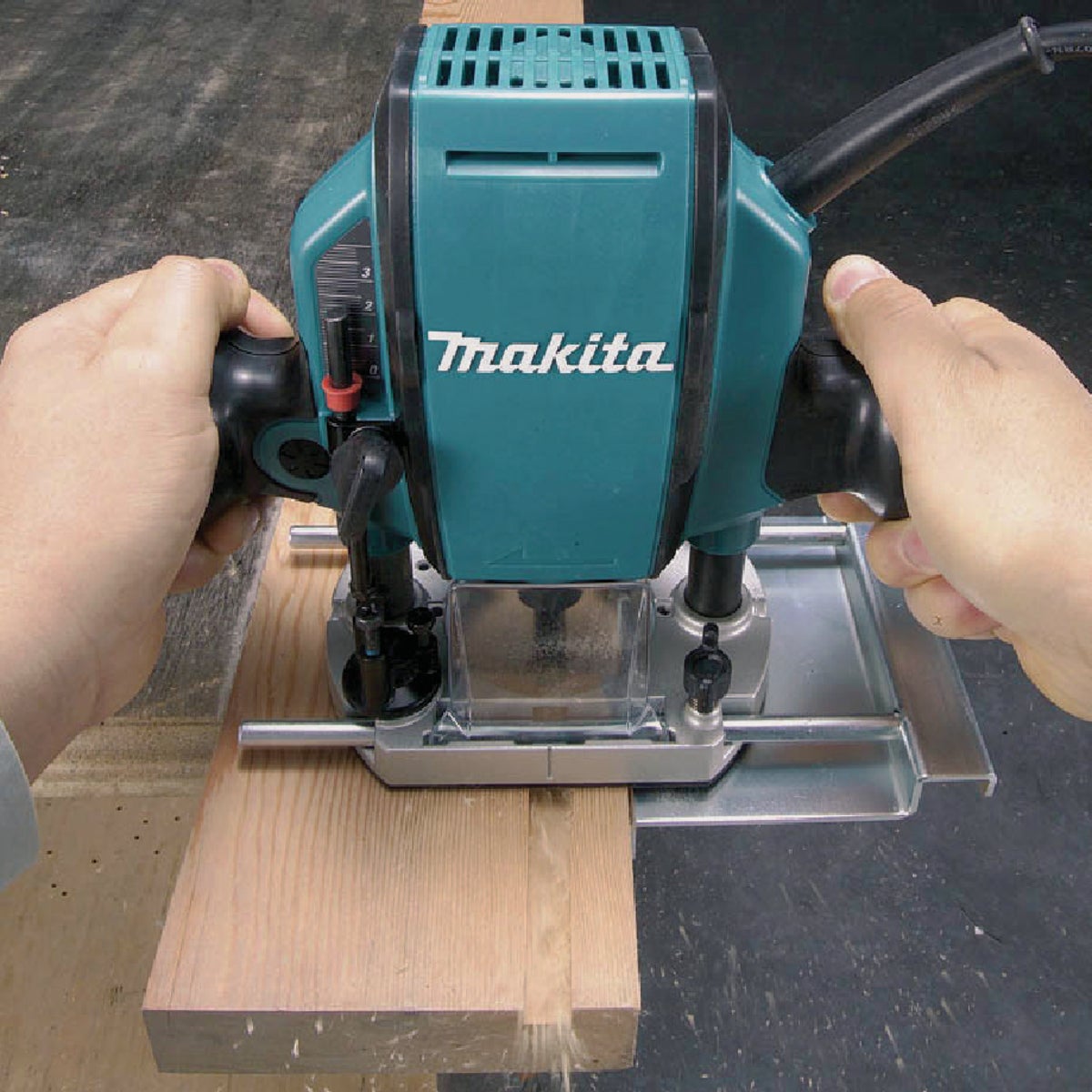 Makita 8-Amp 1.25 HP Plunge Router Image 3