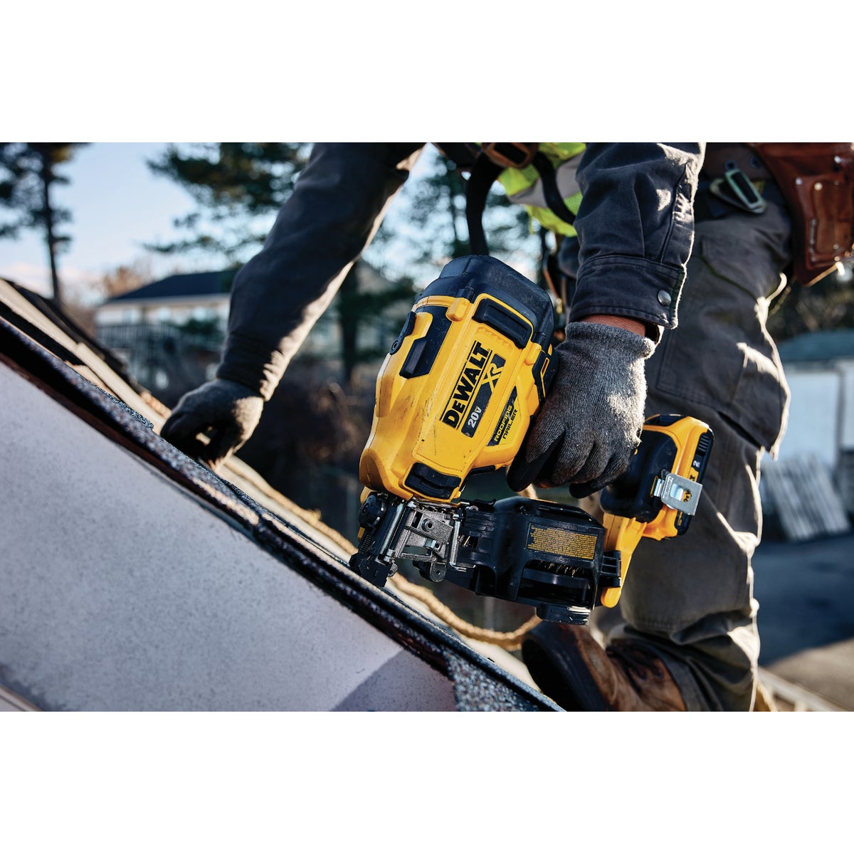 DEWALT 20V MAX Brushless 15 Degree 1-3/4 In. Cordless Coil Roofing Nailer Kit with 2.0 Ah Battery & Charger Image 2