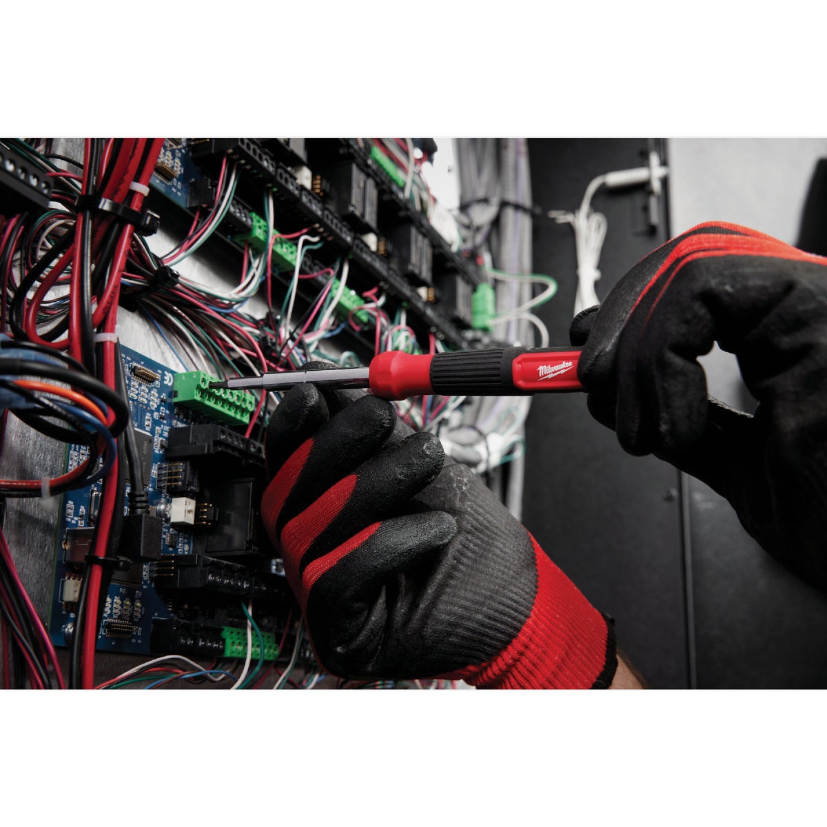 Milwaukee 14-In-1 Precision Multi-Bit Screwdriver Image 5