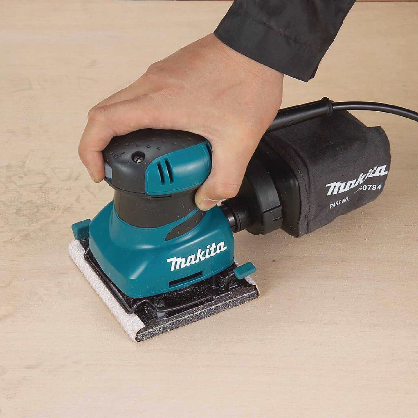 Makita 1.6A Finish Sander Image 2