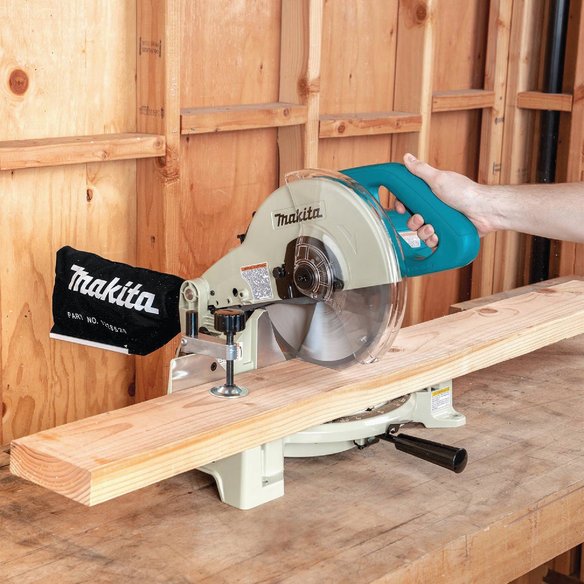 Makita 10 In. 15-Amp Compound Miter Saw Image 3