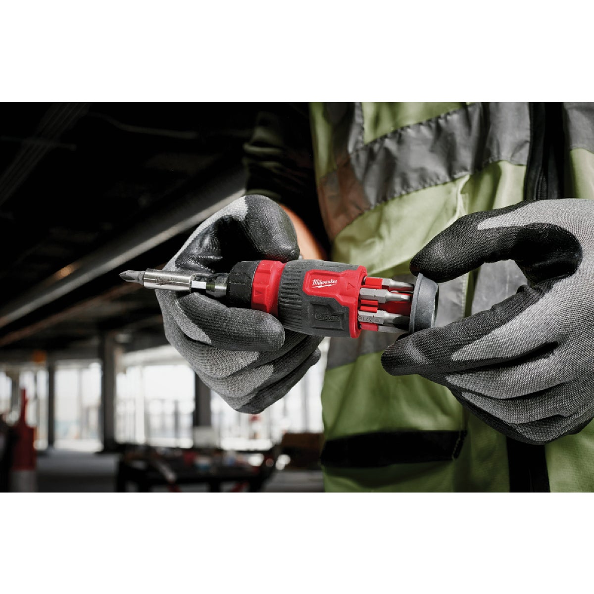 Milwaukee 8-in-1 Ratcheting Compact Multi-Bit Driver Image 5