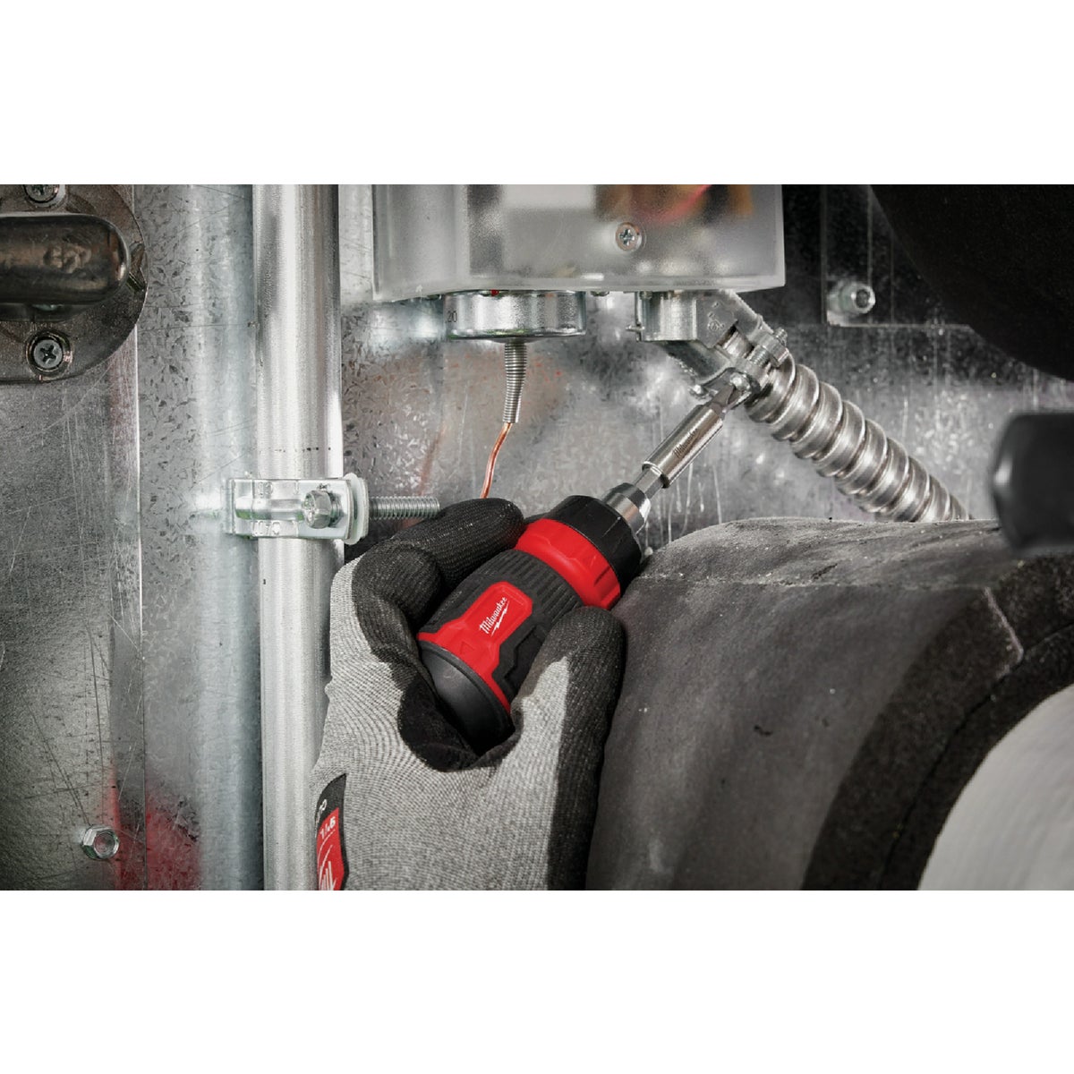 Milwaukee 8-in-1 Ratcheting Compact Multi-Bit Driver Image 6