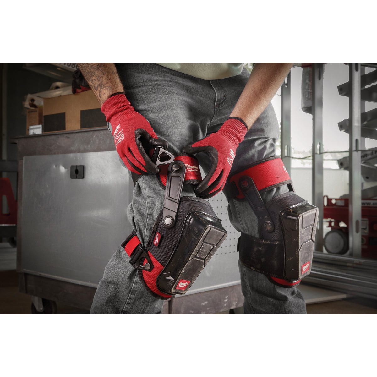 Milwaukee Stabilizer Knee Pad with Thigh Strap Image 2