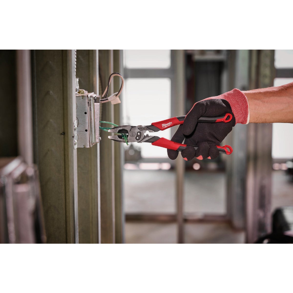Milwaukee 9 In. Comfort Grip Linesman Pliers with Crimper and Bolt Cutter Image 4
