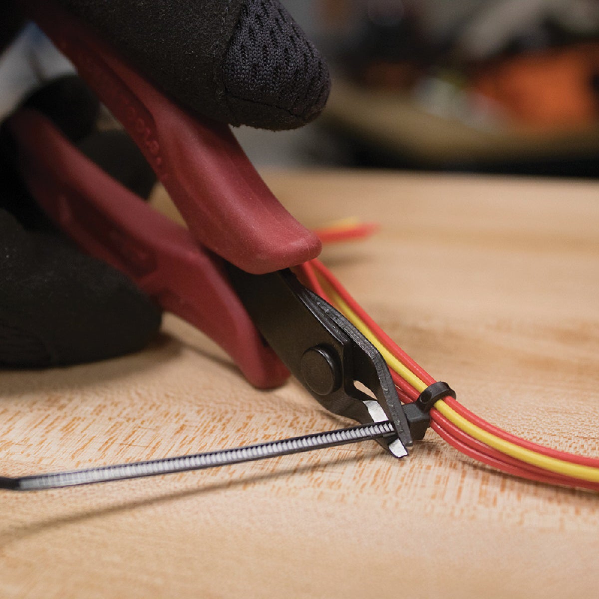 Klein 5 In. Flush Cutter Diagonal Cutting Pliers Image 2