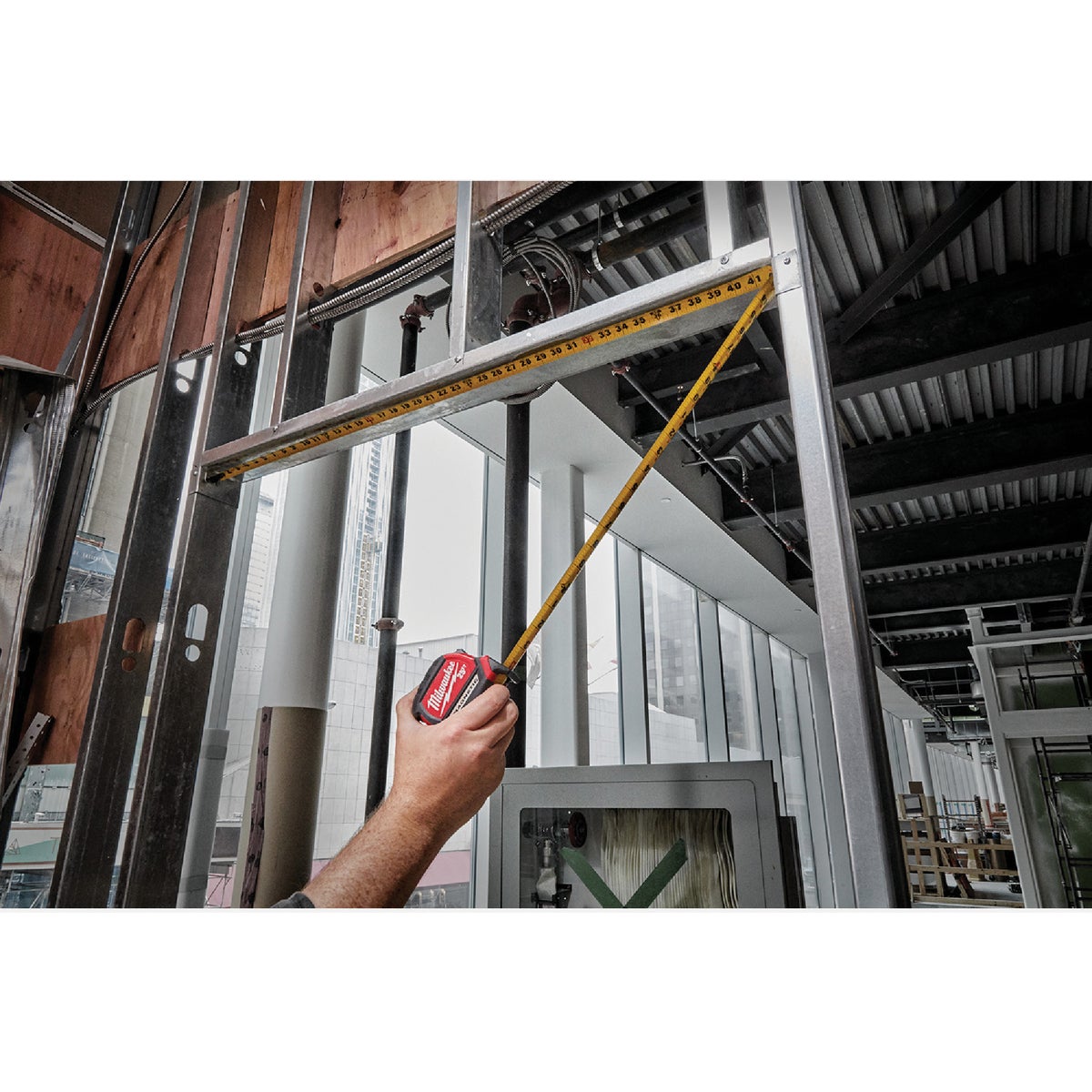 Milwaukee 25 Ft. Compact Wide Blade Magnetic Tape Measure Image 3