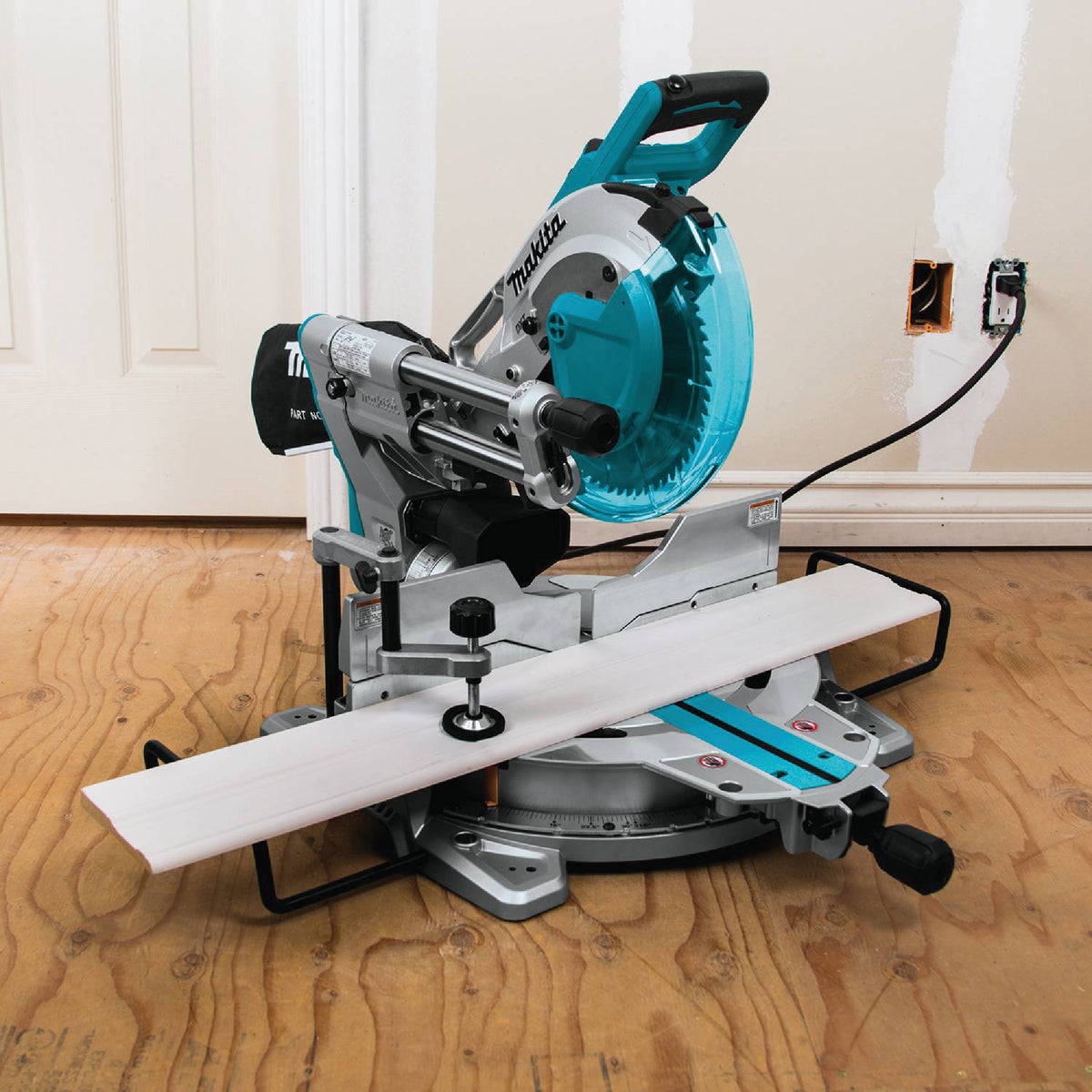 Makita 10 In. 15-Amp Dual-Bevel Sliding Compound Miter Saw with Laser Image 8