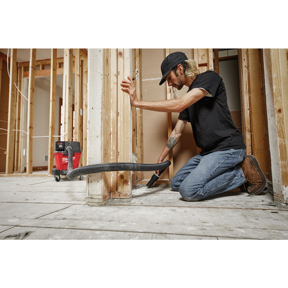 Milwaukee 1-7/8 In. Dia. x 9 Ft. L. Black Rubber Vacuum Hose Image 4