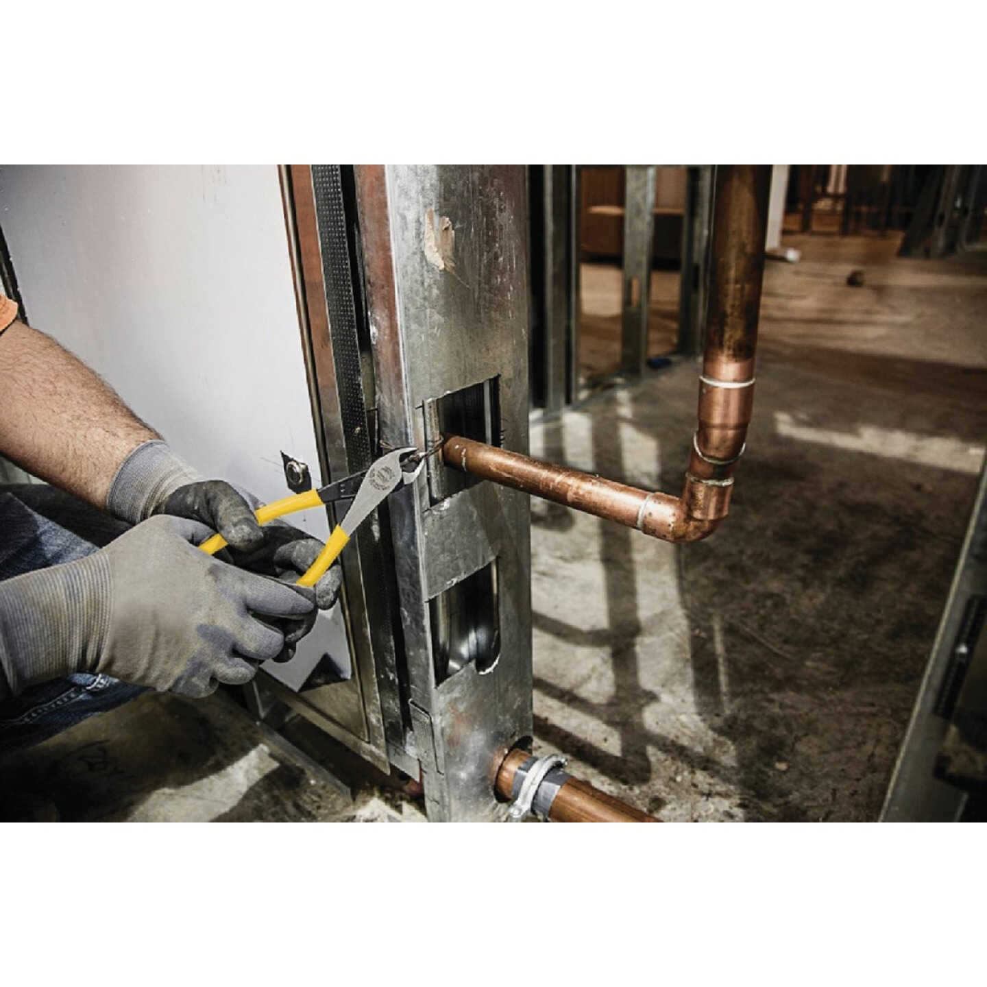 Klein 9 In. Angled Head Diagonal Cutting Pliers Image 3