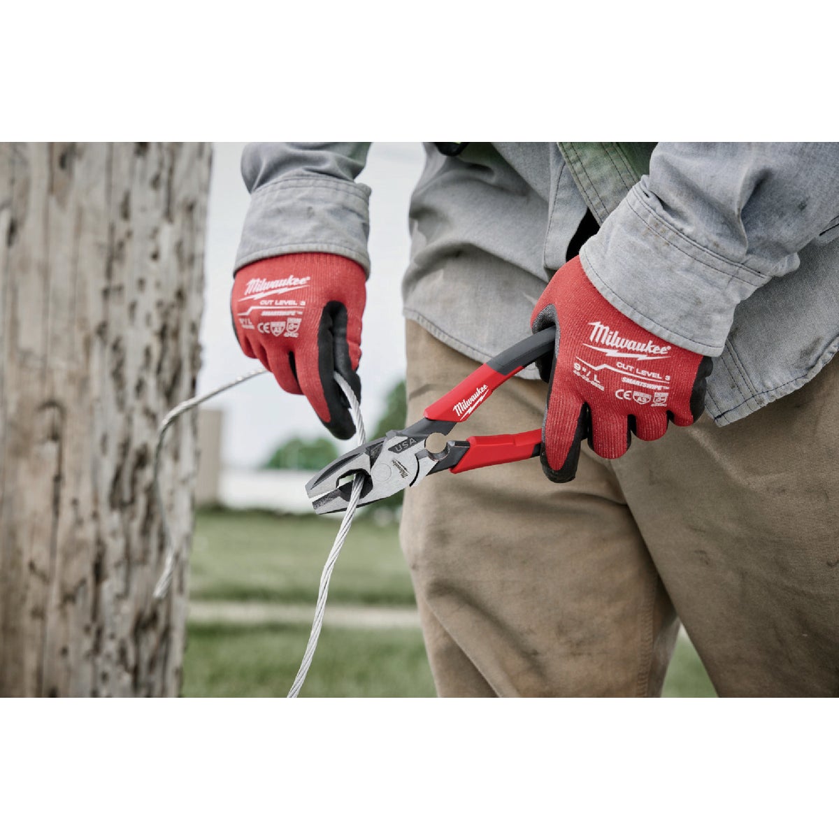 Milwaukee 9 In. Comfort Grip Linesman Pliers with Thread Cleaner Image 3