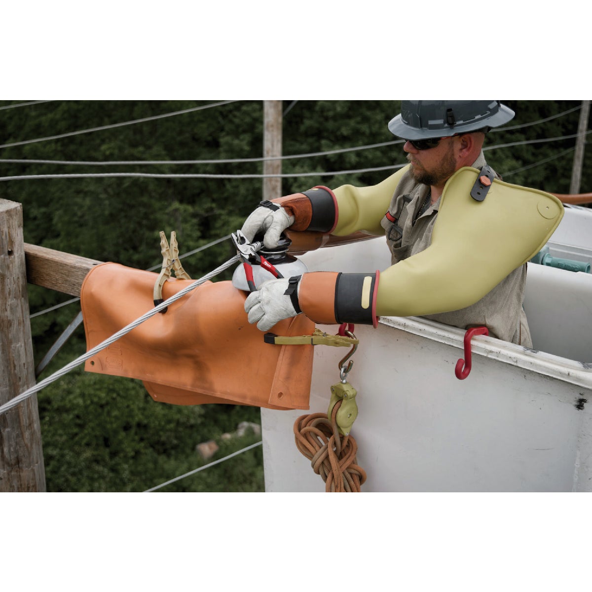 Milwaukee 9 In. Comfort Grip Linesman Pliers with Thread Cleaner Image 6