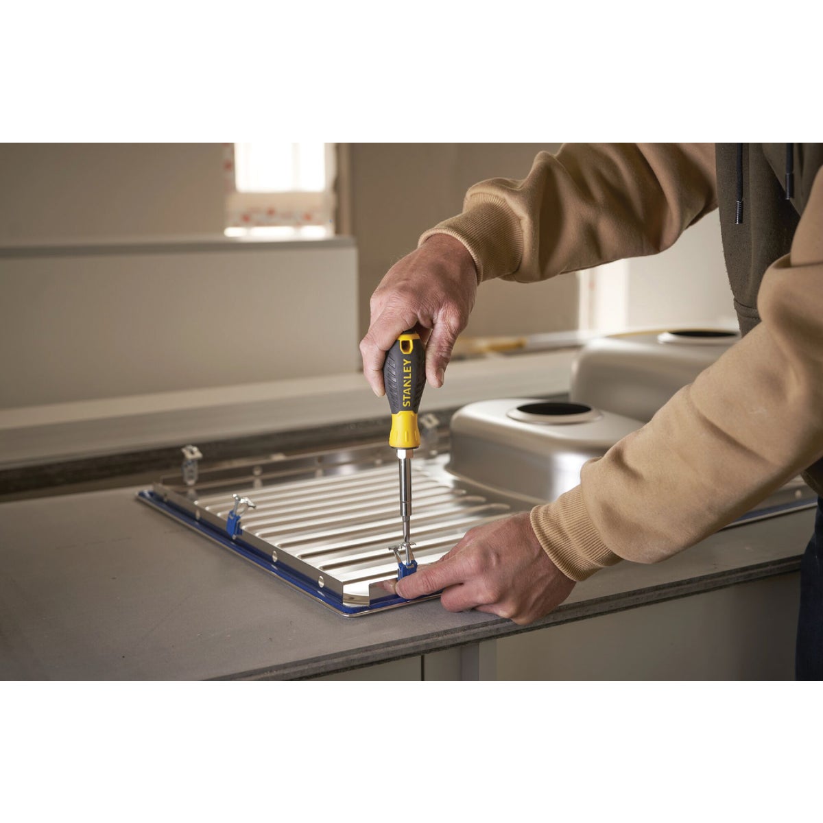 Stanley 6-in-1 Multi-Bit Screwdriver Image 2