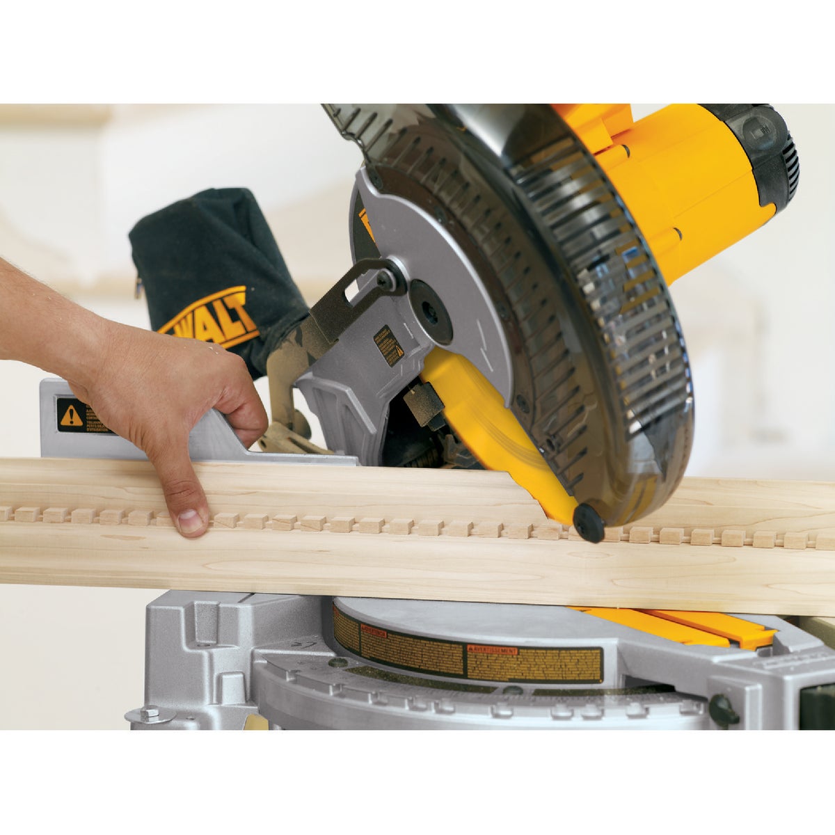 DEWALT 10 In. 15-Amp Single-Bevel Compound Miter Saw Image 2
