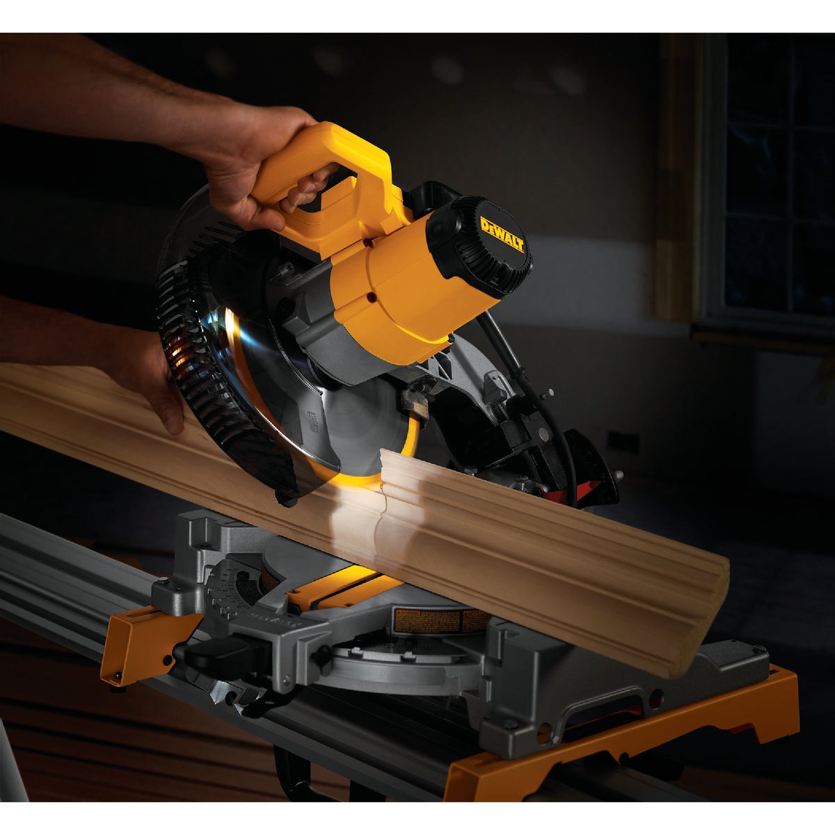 DEWALT 10 In. 15-Amp Single-Bevel Compound Miter Saw Image 4