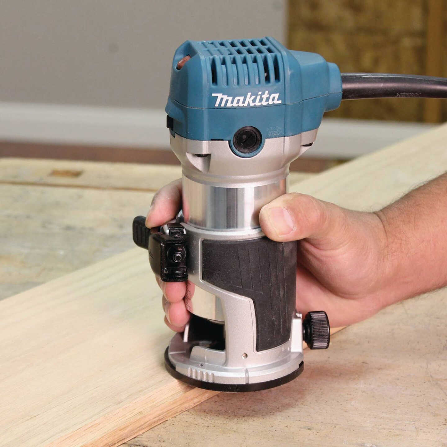 Makita 6.5-Amp 1.25 HP Variable Speed Compact Router Kit Image 6