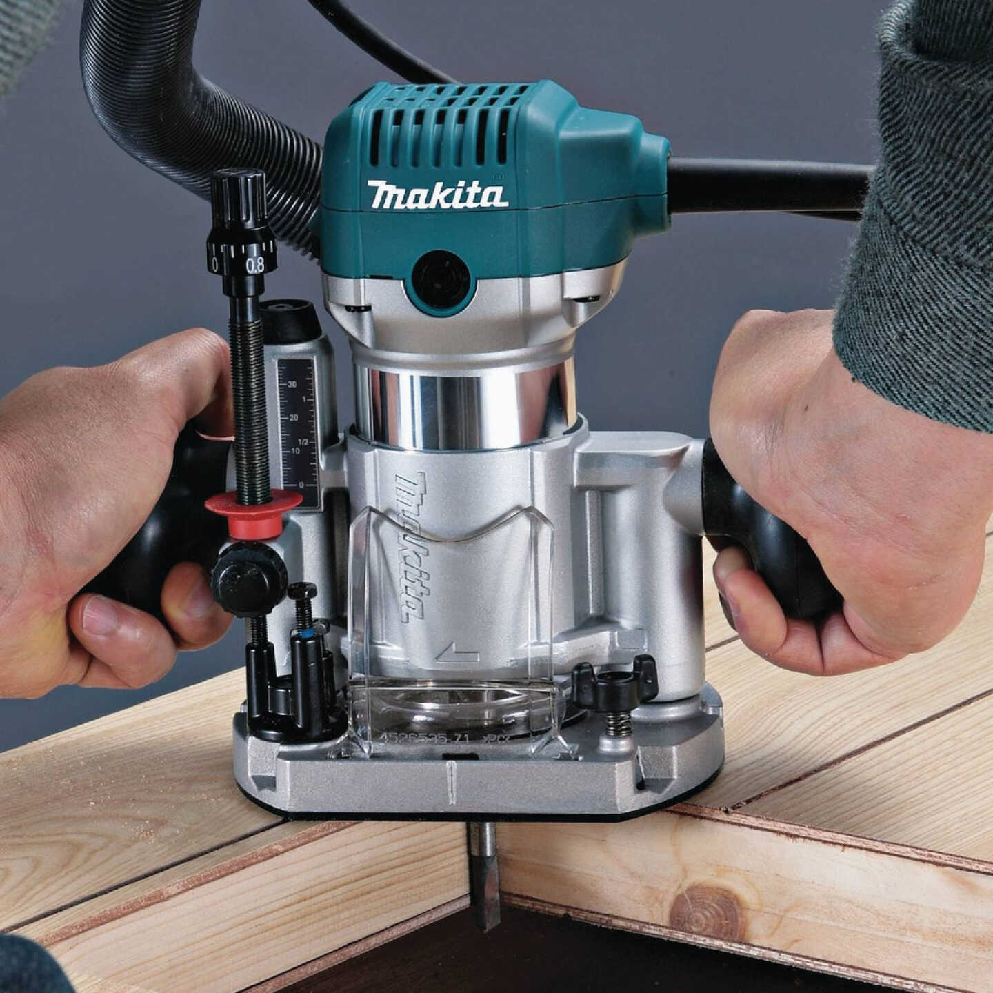 Makita 6.5-Amp 1.25 HP Variable Speed Compact Router Kit Image 9
