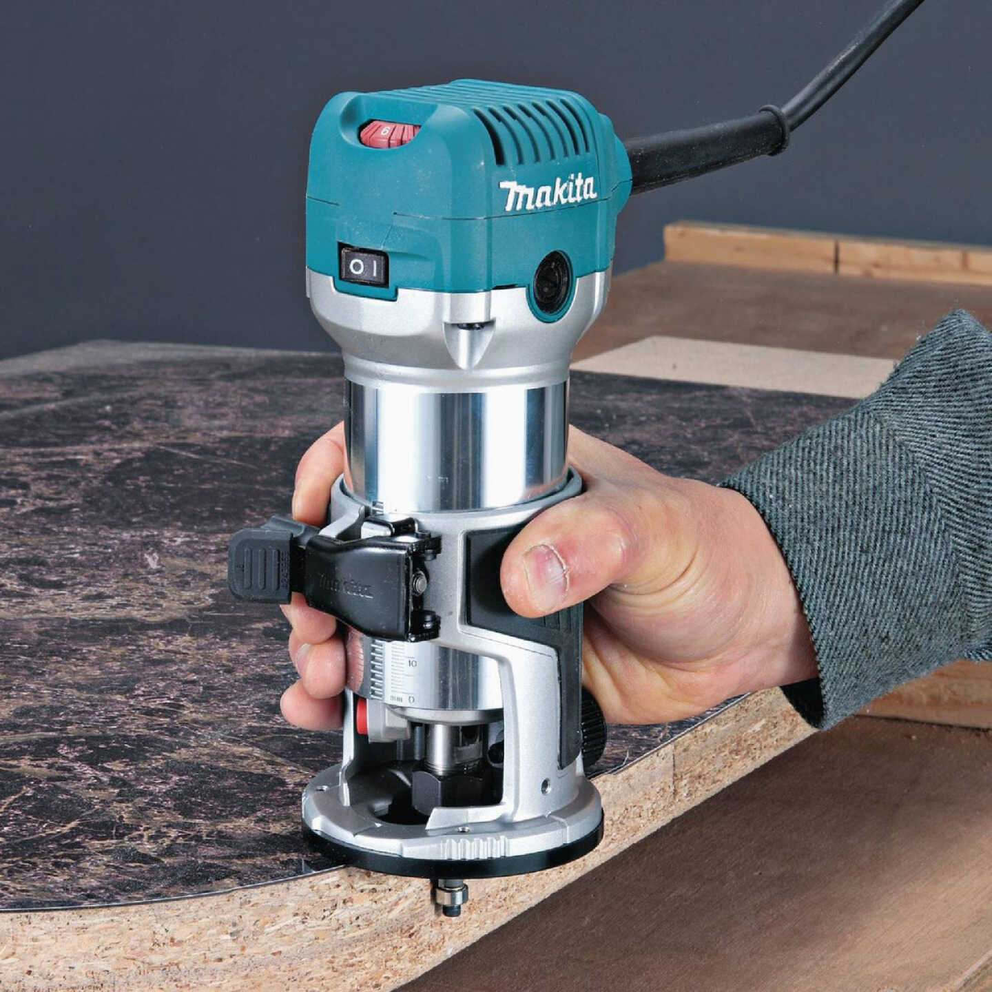 Makita 6.5-Amp 1.25 HP Variable Speed Compact Router Kit Image 7