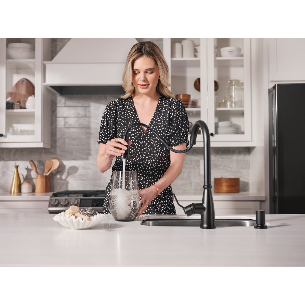 Moen Nolia 1-Handle Pull-Down High Arc Kitchen Faucet, Matte Black Image 3