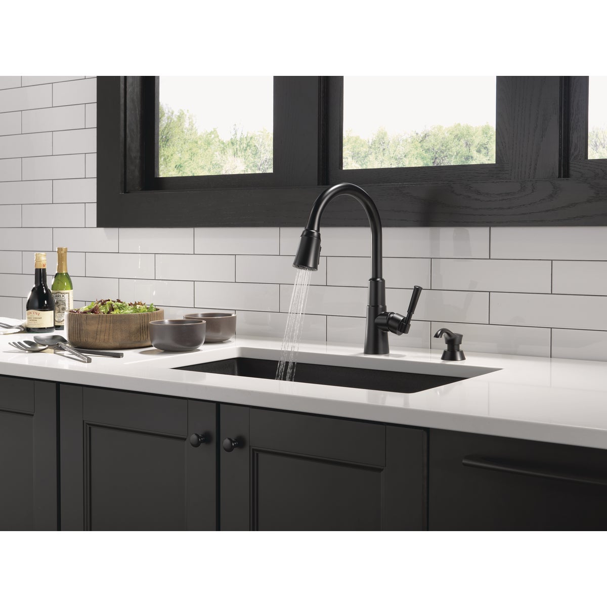 Delta Valo 1-Handle Pull-Down Kitchen Faucet with Soap Dispenser, Matte Black Image 7