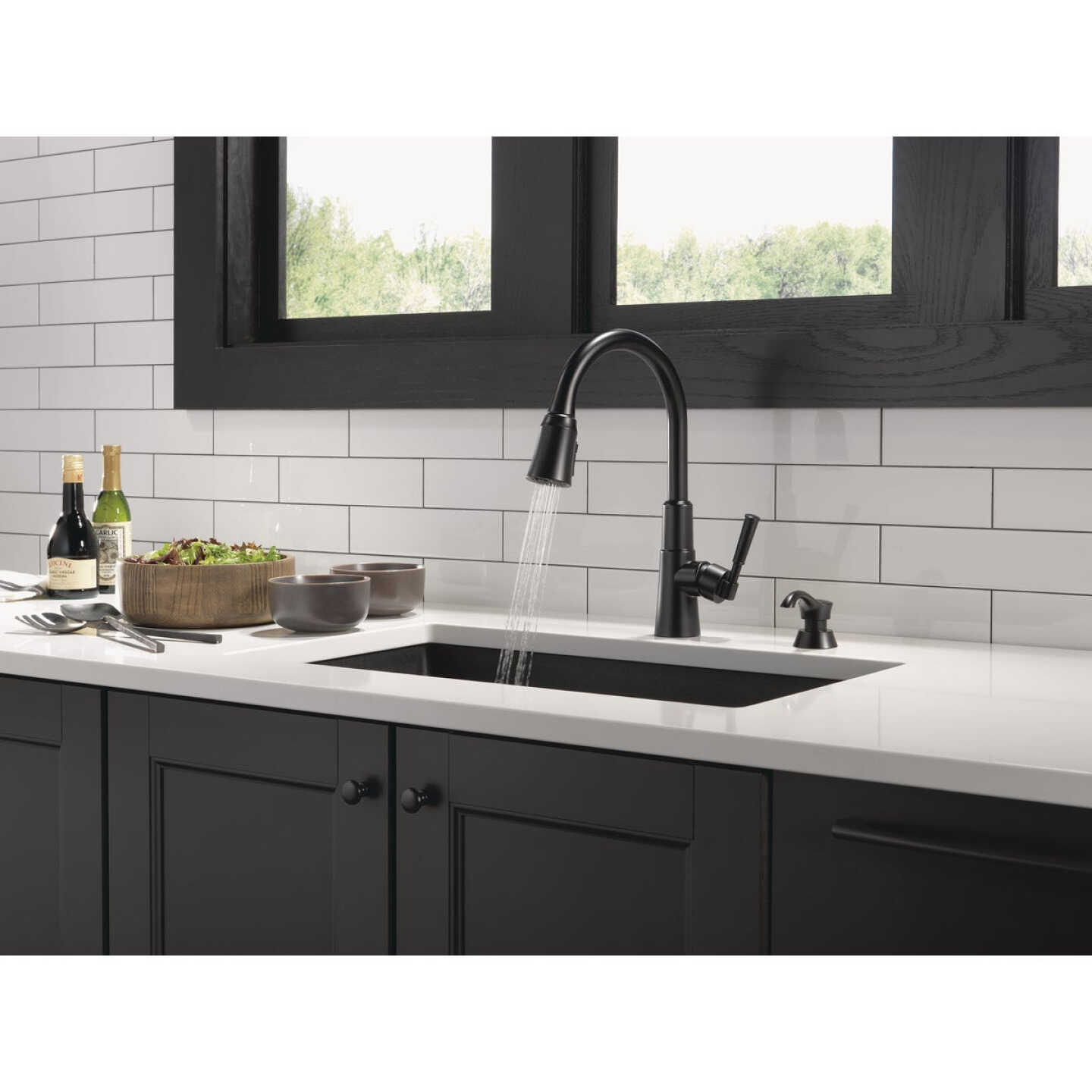 Delta Valo 1-Handle Pull-Down Kitchen Faucet with Soap Dispenser, Matte Black Image 7