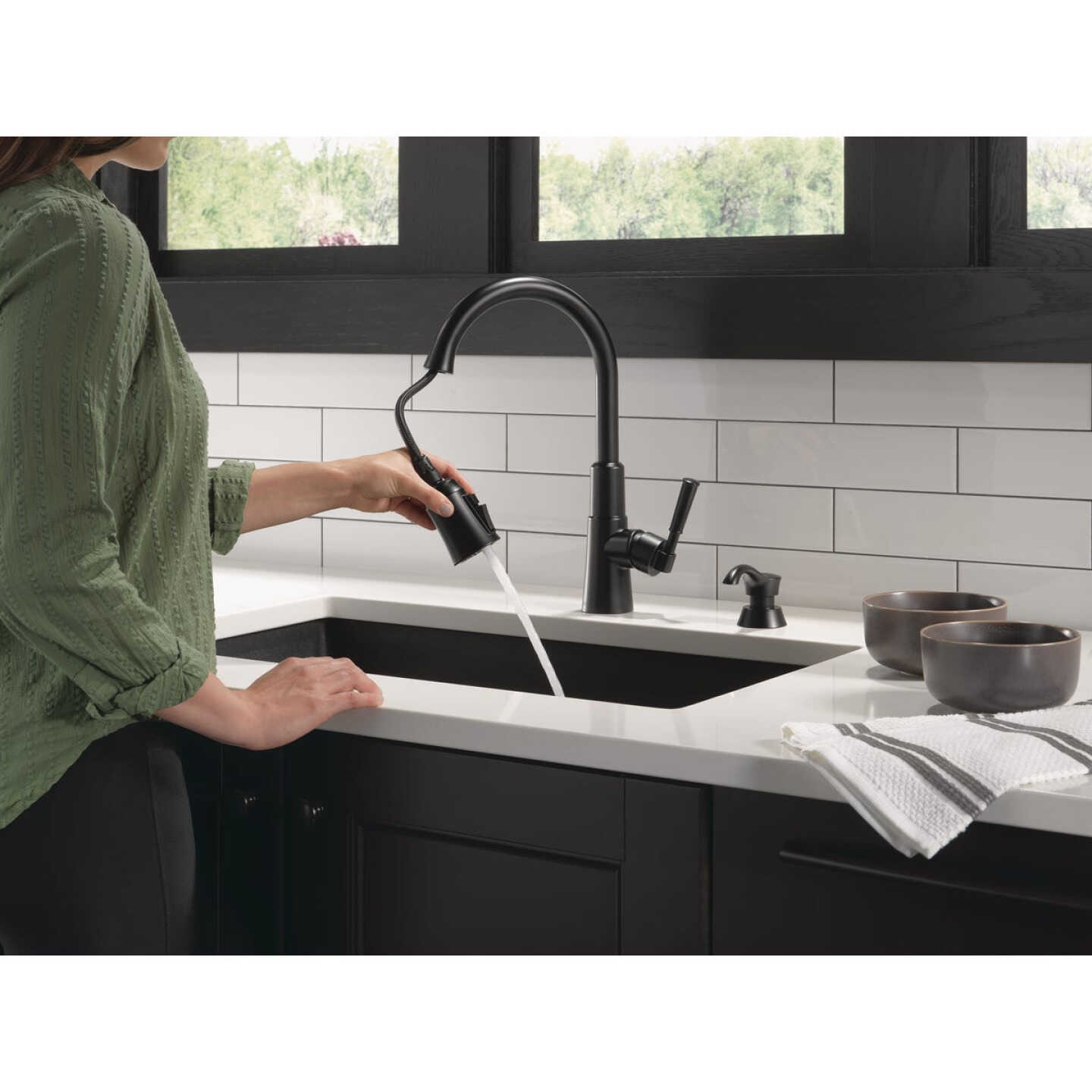 Delta Valo 1-Handle Pull-Down Kitchen Faucet with Soap Dispenser, Matte Black Image 5