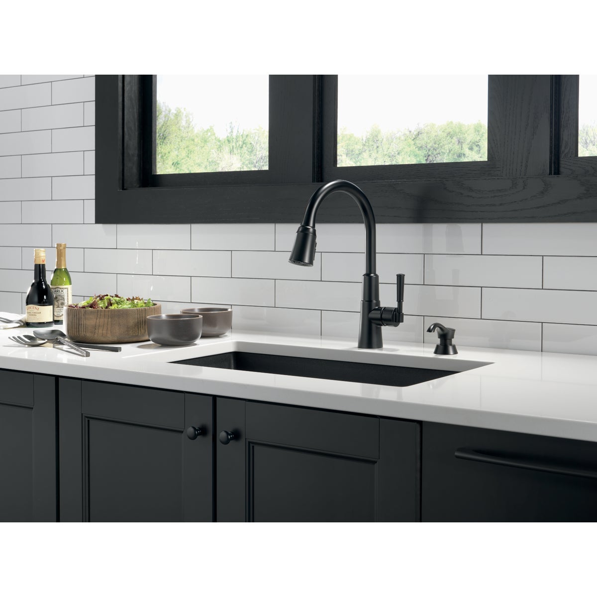 Delta Valo 1-Handle Pull-Down Kitchen Faucet with Soap Dispenser, Matte Black Image 2