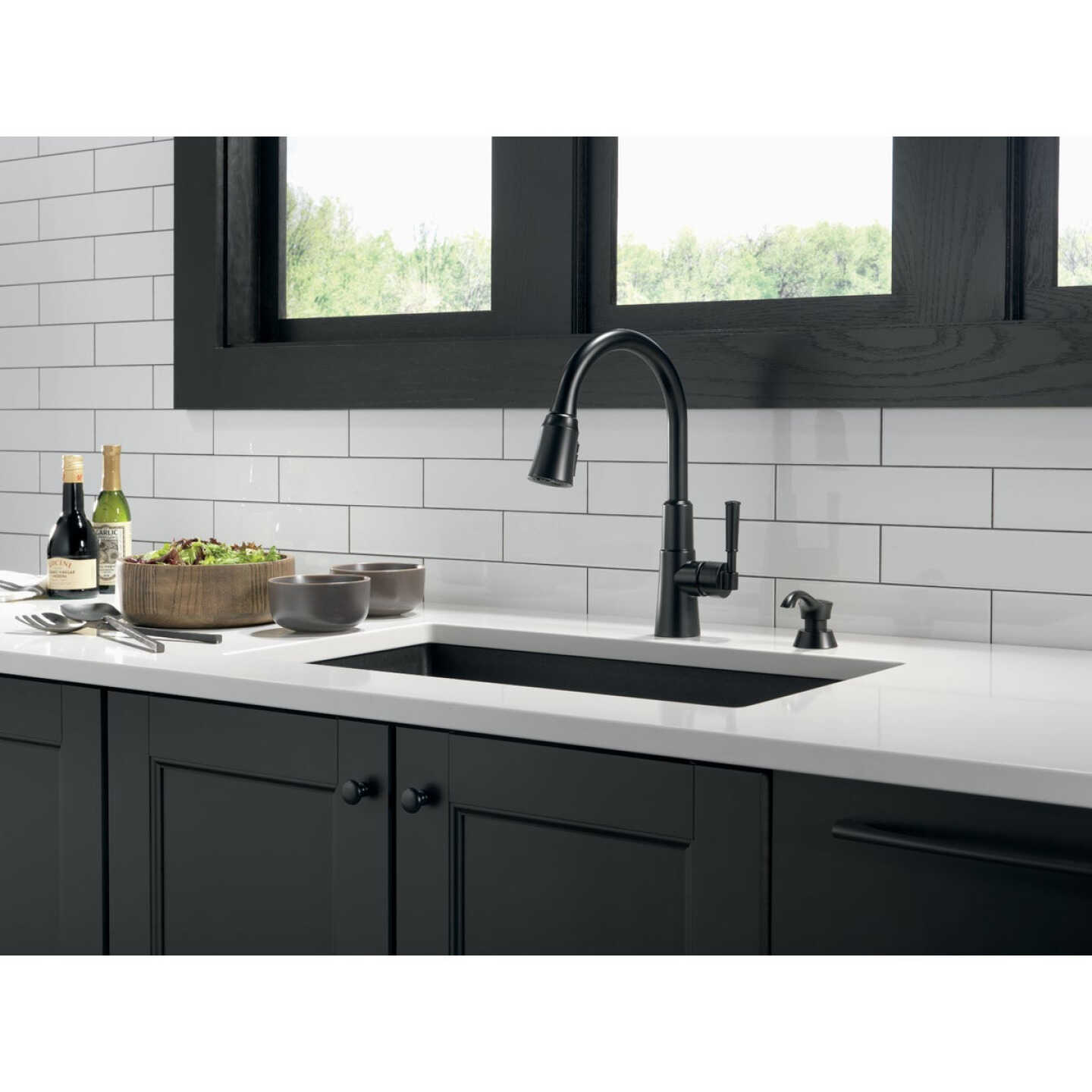 Delta Valo 1-Handle Pull-Down Kitchen Faucet with Soap Dispenser, Matte Black Image 2