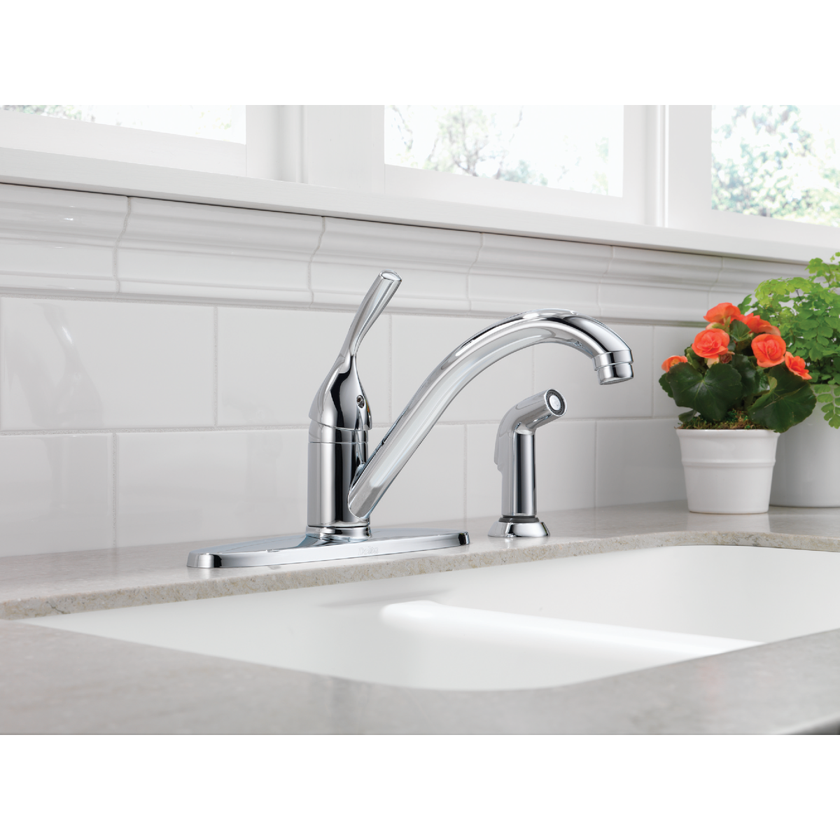 Delta Classic Series 1-Handle Lever Kitchen Faucet with Side Spray, Chrome Image 2