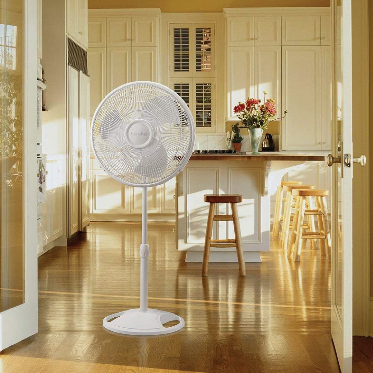 Lasko 16 In. White Pedestal Fan Image 6