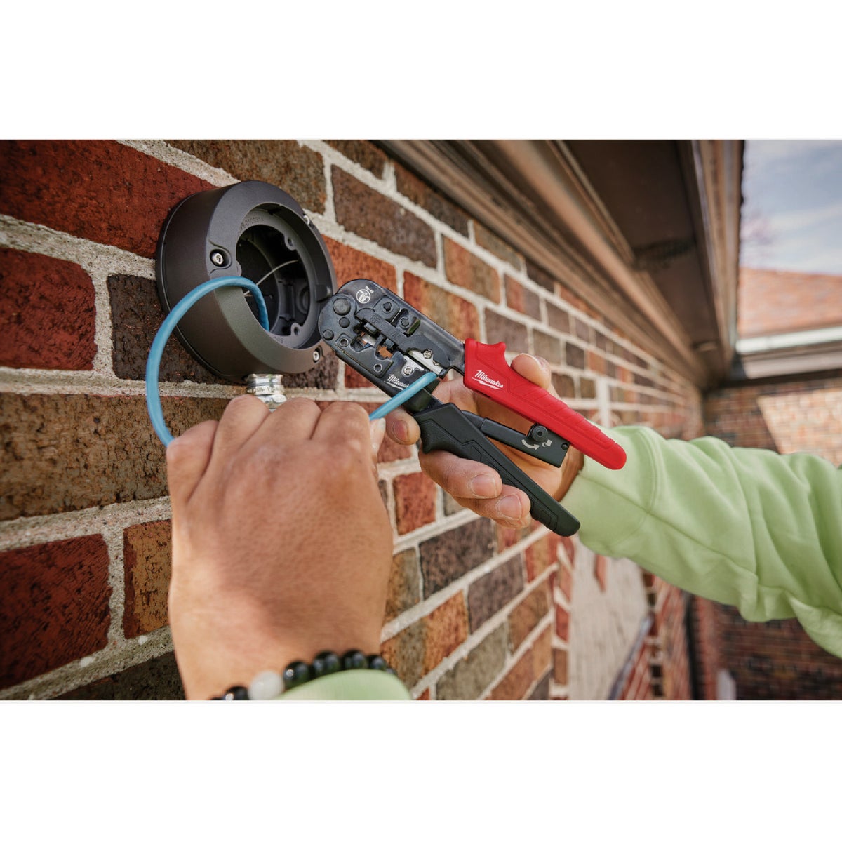 Milwaukee Ratcheting Pass-Through Crimper & Stripper Image 2