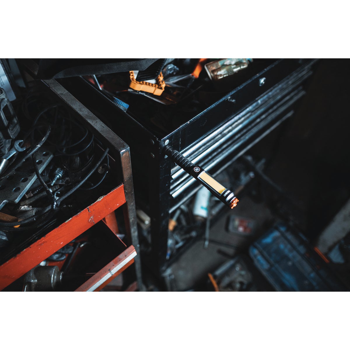 Nebo Big Larry Alkaline Dual Flashlight & Worklight with Magnetic Base Image 3