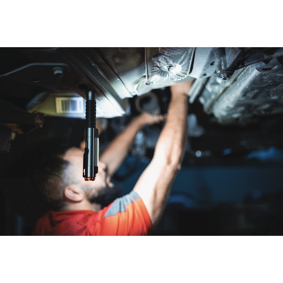 Nebo Big Larry Alkaline Dual Flashlight & Worklight with Magnetic Base Image 5