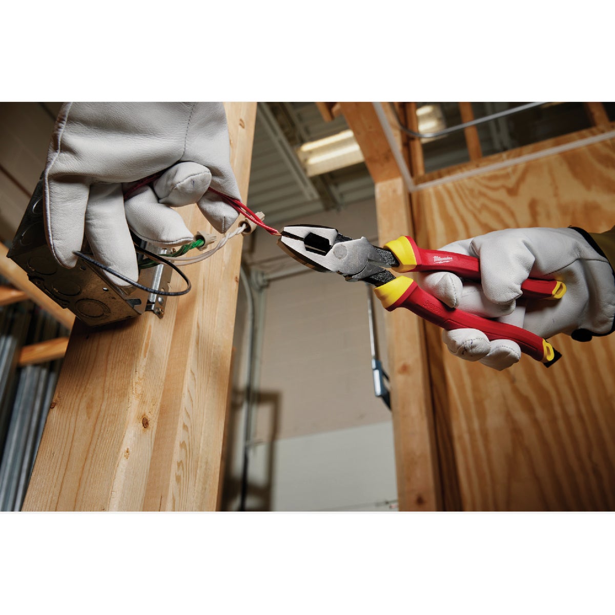 Milwaukee 9 In. 1000V Insulated Lineman's Pliers Image 4