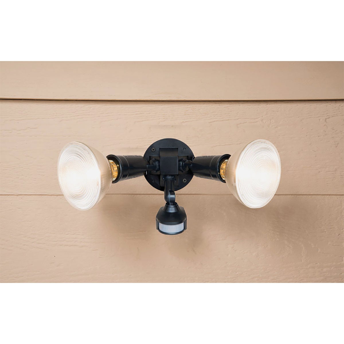 Halo Black Motion Sensing Dusk To Dawn Incandescent Floodlight Fixture Image 3