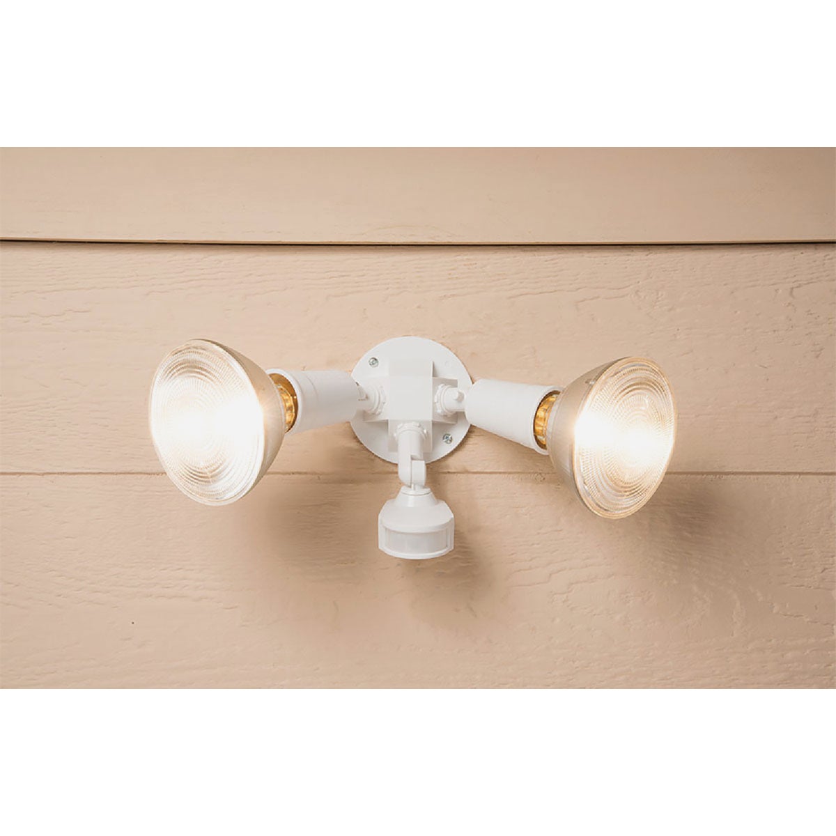 Halo White Motion Sensing Dusk To Dawn Incandescent Floodlight Fixture Image 3