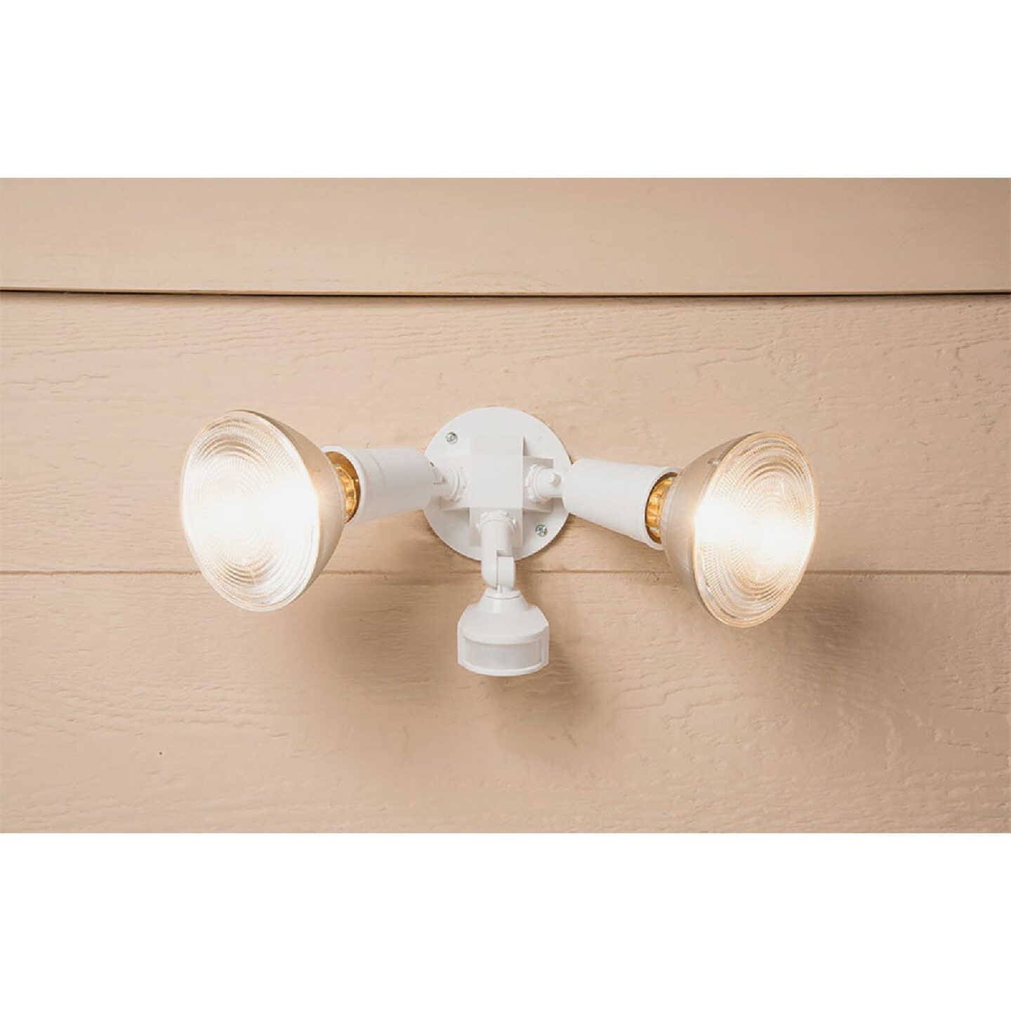 Halo White Motion Sensing Dusk To Dawn Incandescent Floodlight Fixture Image 3