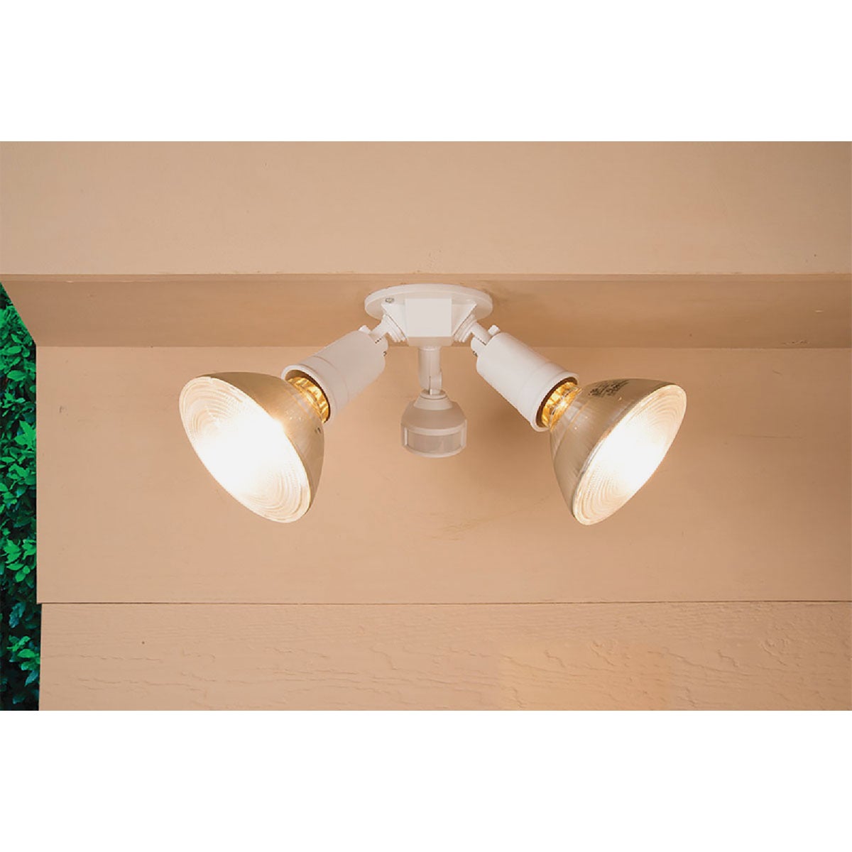 Halo White Motion Sensing Dusk To Dawn Incandescent Floodlight Fixture Image 2