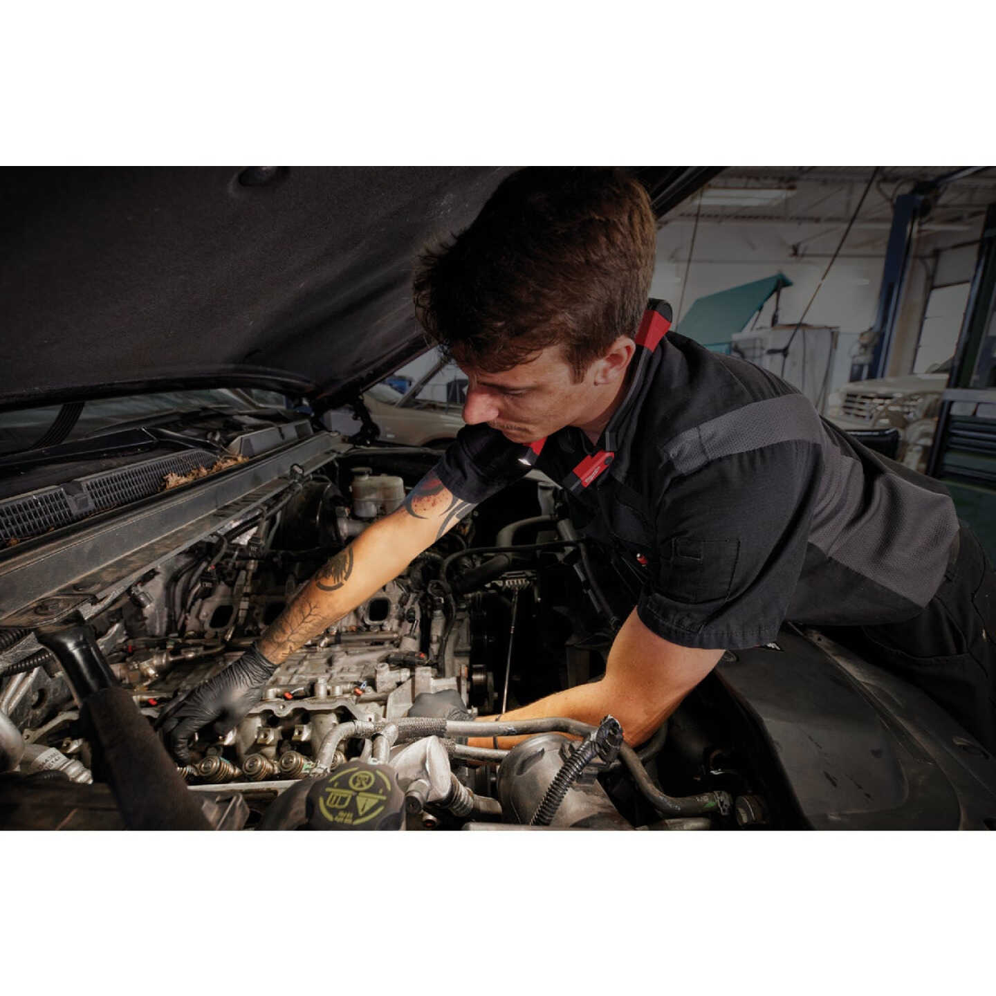 Milwaukee REDLITHIUM 400 Lm. USB Rechargeable LED Neck Light Image 5