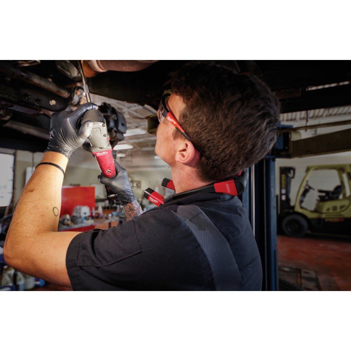 Milwaukee REDLITHIUM 400 Lm. USB Rechargeable LED Neck Light Image 4