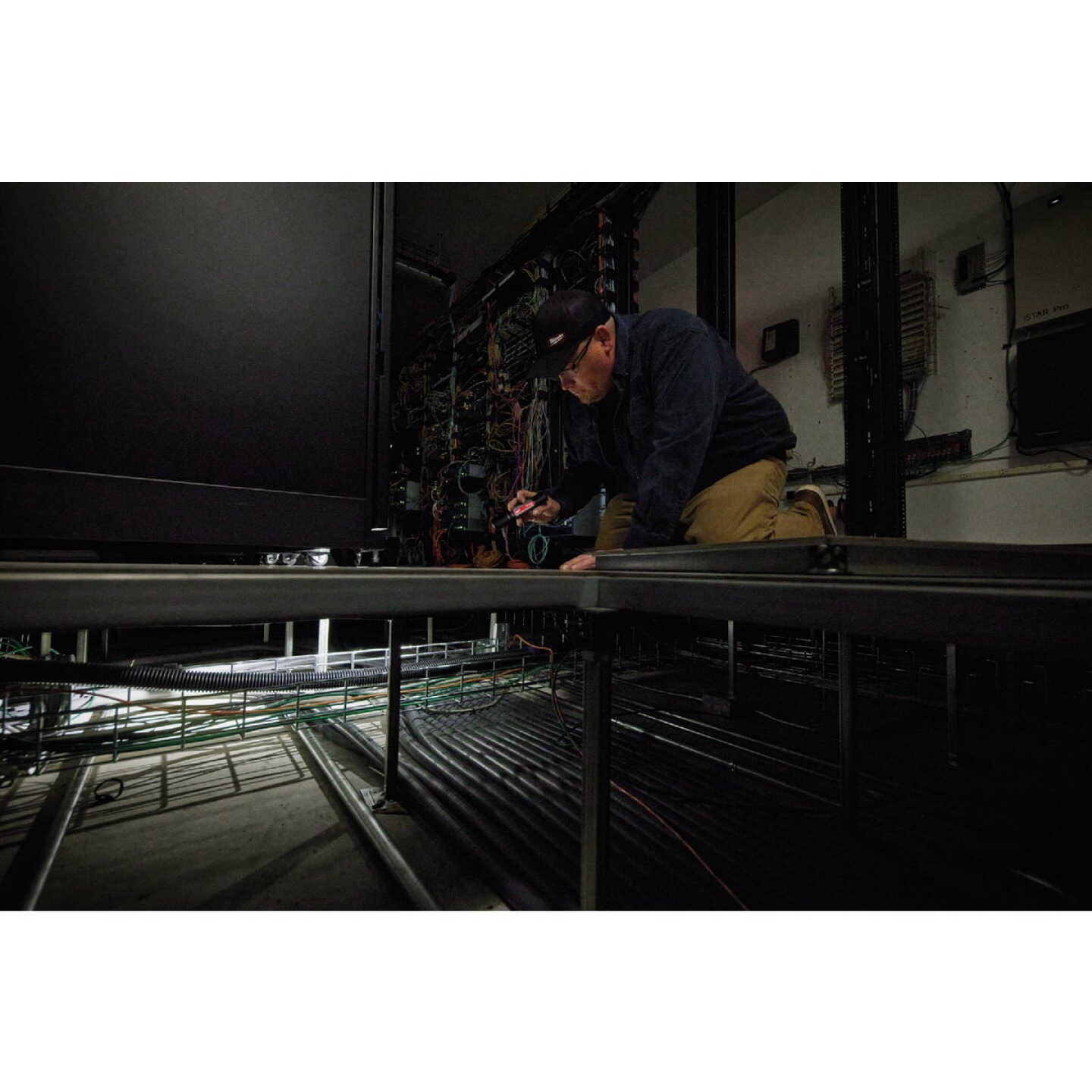 Milwaukee REDLITHIUM 2000 Lm. LED USB Slide Focus Flashlight Image 7