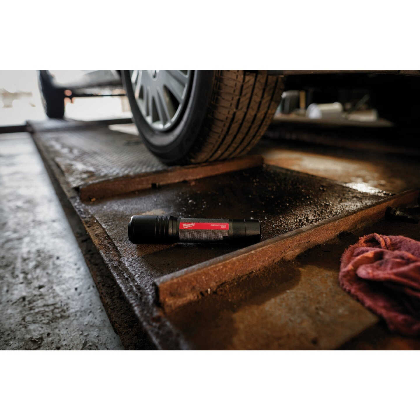 Milwaukee REDLITHIUM 2000 Lm. LED USB Slide Focus Flashlight Image 6