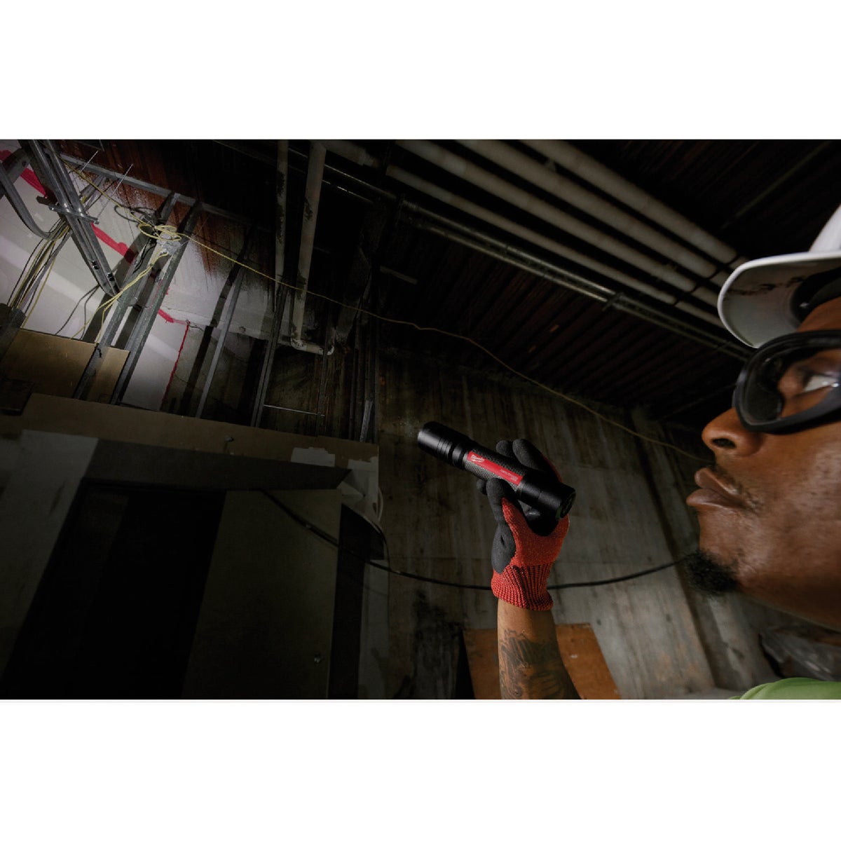 Milwaukee REDLITHIUM 2000 Lm. LED USB Slide Focus Flashlight Image 4