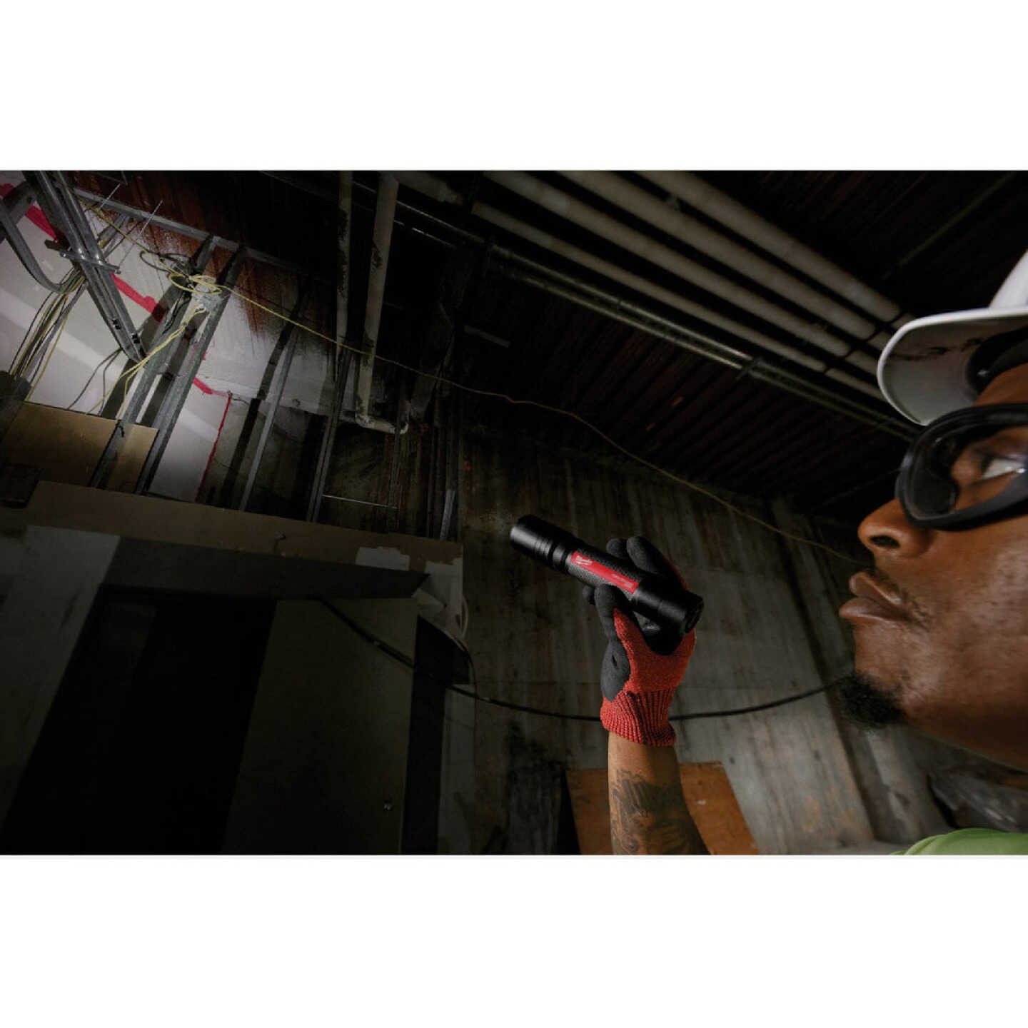 Milwaukee REDLITHIUM 2000 Lm. LED USB Slide Focus Flashlight Image 4