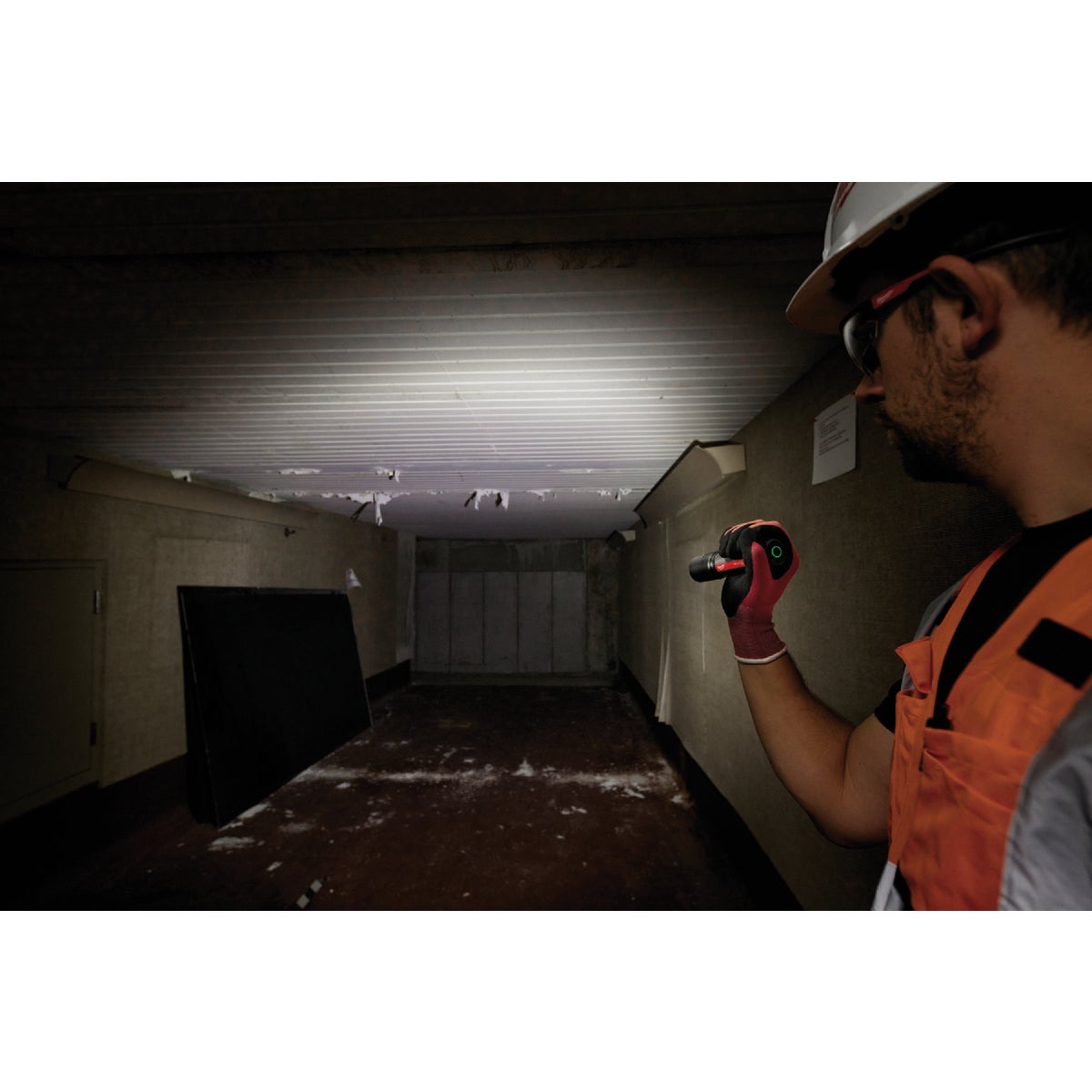 Milwaukee REDLITHIUM 2000 Lm. LED USB Slide Focus Flashlight Image 5