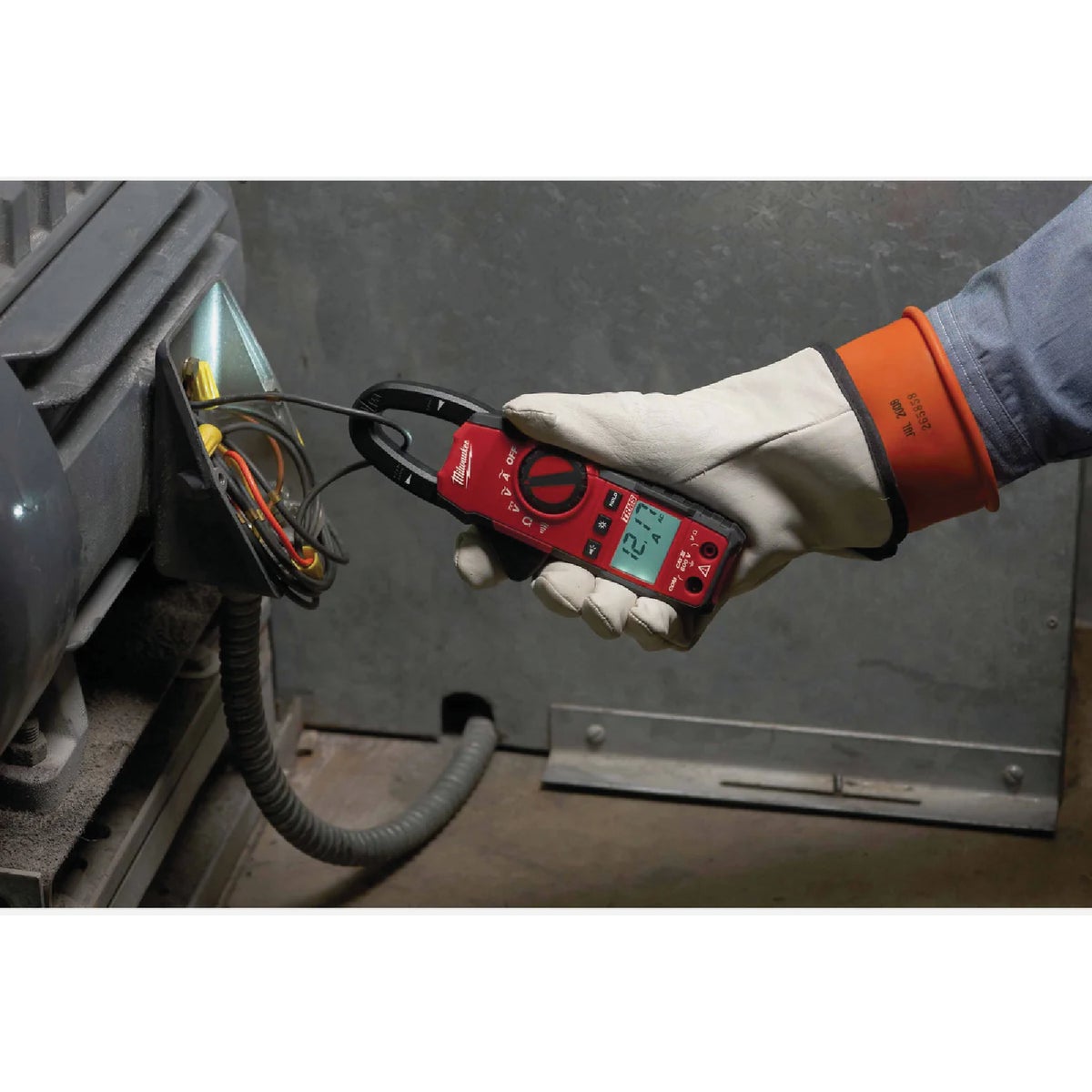 Milwaukee 400A Clamp Meter Image 3