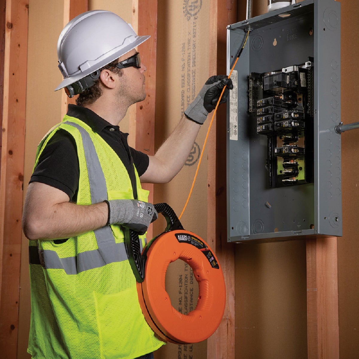 Klein 3/16 In. W. x 100 Ft. L. Fiberglass Fish Tape with Spiral Steel Leader Image 4